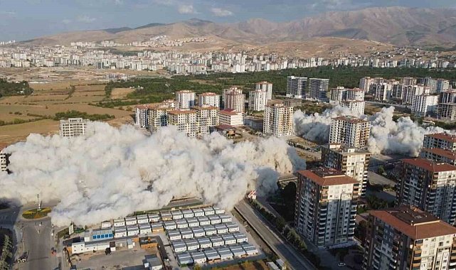 Malatya'da 350 dairenin bulunduğu 7 blok patlayıcı ile yıkıldı