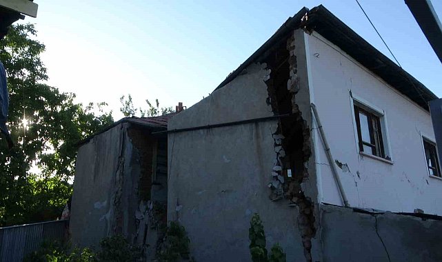Malatya'da 5.3'lük depremde göçük meydana gelen ağır hasarlı ev korkutuyor