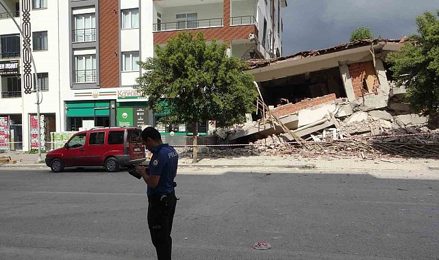 Malatya'da ağır hasarlı bina yıkım sırasında sağlam binanın üzerine çöktü