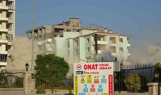 Malatya'da ağır hasarlı binaların patlayıcı ile yıkımları sürüyor