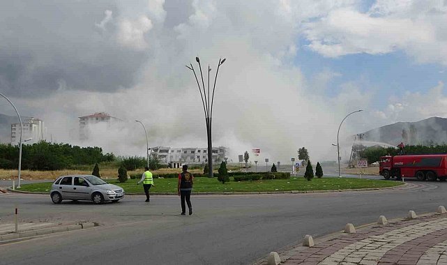 Malatya'da ağır hasarlı binaların yıkımları patlayıcı ile yapılıyor