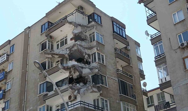 Malatya'da bir bölümü yıkılan bina tehlike saçıyor