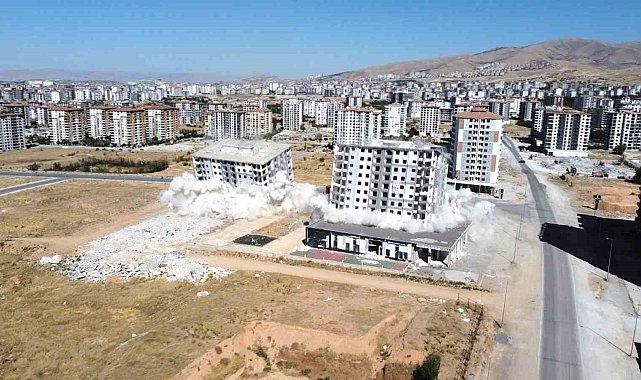Malatya'da evlerle birlikte hayallerde yıkılıyor