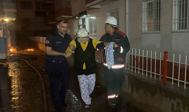 Malatya'da iki binanın çatısında çıkan yangın korkuttu