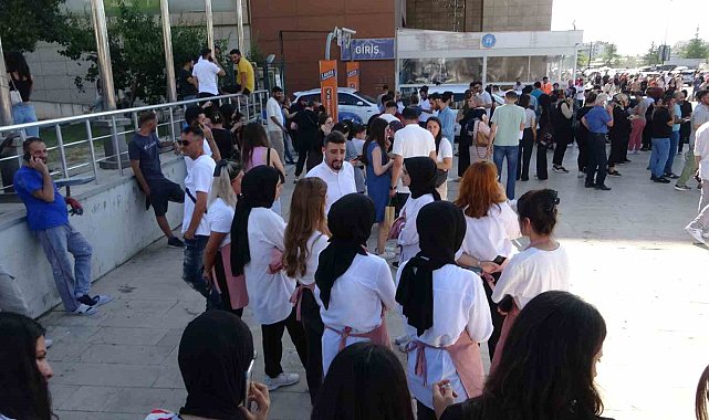 Malatya'da iki depremin ardından vatandaşlar sokağa döküldü