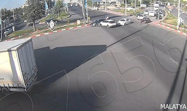 Malatya'da trafik kazaları kameraya yansıdı