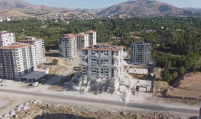 Malatya'da yüksek katlı binaların patlatılarak yıkılmasına başlanıldı