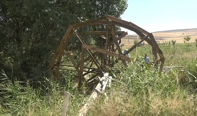 Mazotsuz ve elektriksiz tarlasına su çekmenin yolunu buldu