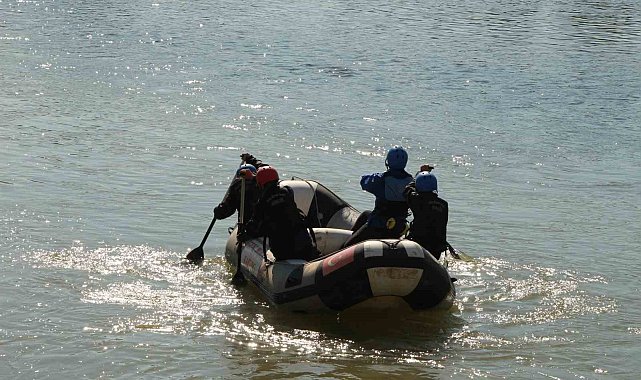 Milli sporcu olmak için Murat Nehri'nde kürek çekiyorlar