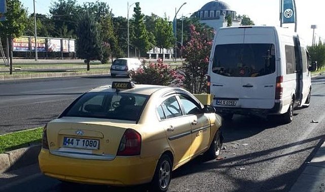 Minibüs ile ticari araç çarpıştı: 5 yaralı