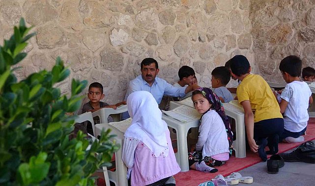 Minikler yaz Kur'an kursunda hat sanatını öğreniyor