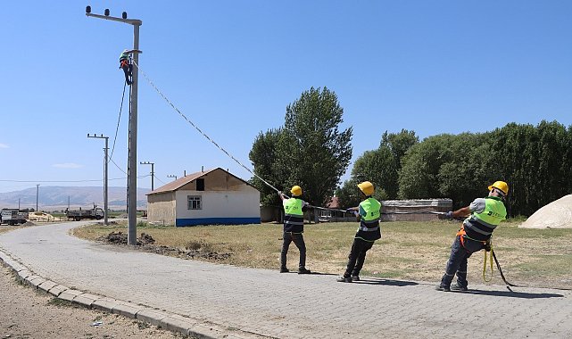 Muş'ta eski elektrik şebekesi yenileniyor