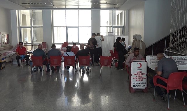 Muş'ta Kızılay'a kan bağışı devam ediyor