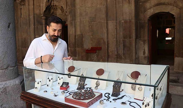 Oltu taşı takıları görücüye çıktı, görenler dönüp bir daha baktı