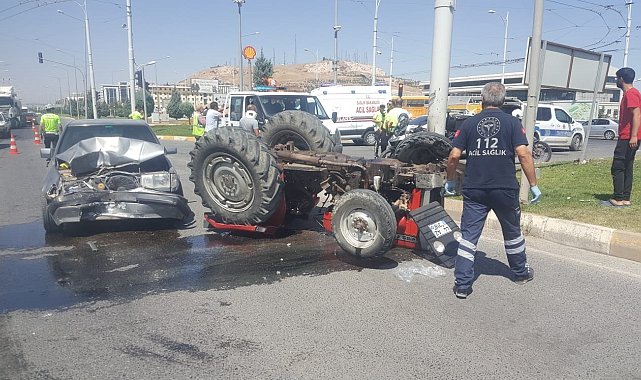 Otomobil ile traktör çarpıştı: 2 yaralı