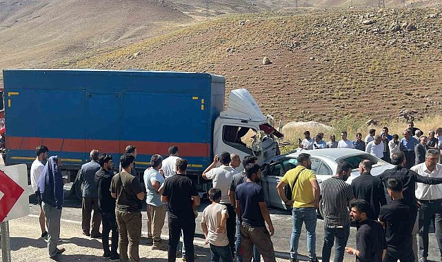 Otomobille kamyonet çarpıştı: 2 ölü, 2 yaralı