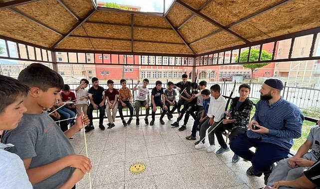 Özalp'ta yaz Kur'an kursu öğrencilerine okçuluk dersi