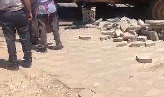 Park halindeyken bir anda hareket eden iş makinesi yıkama dükkanına girdi