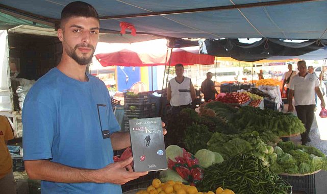 Pazarda çalışırken tezgah arkasında aldığı notlarla kitap çıkardı