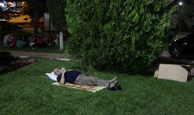 Peş peşe üç depremle sarsılan Malatyalılar park ve bahçelerde sabahlıyor