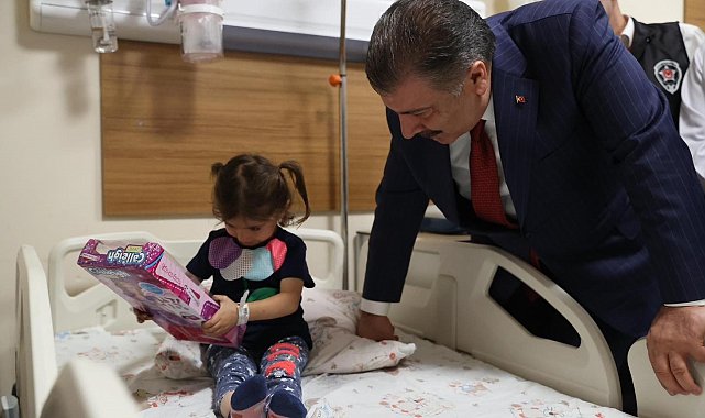 Sağlık Bakanı Koca, Ahlat Devlet Hastanesi'ndeki hastaları ziyaret etti