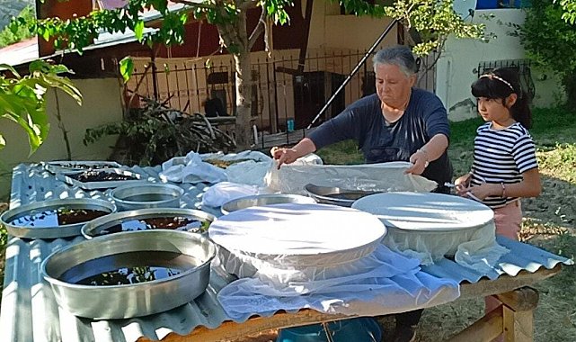 Sakin şehir Arapgir'de dut pekmezi geleneği sürdürülüyor