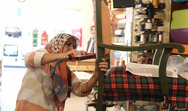 Sedir imalatı yapan kadın girişimci tek başına hem üretiyor hem onarıyor