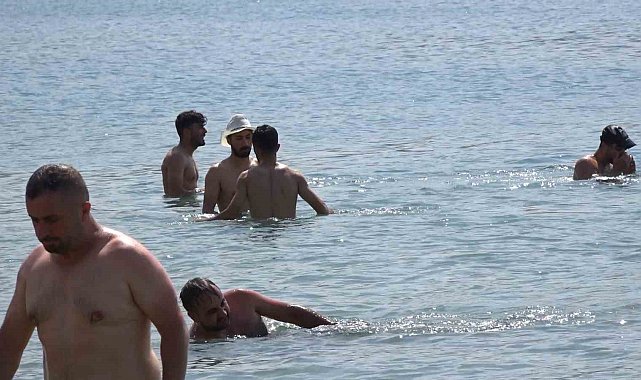 Sıcak havadan bunalanlar serinlemek için Van Gölü'ne girdi