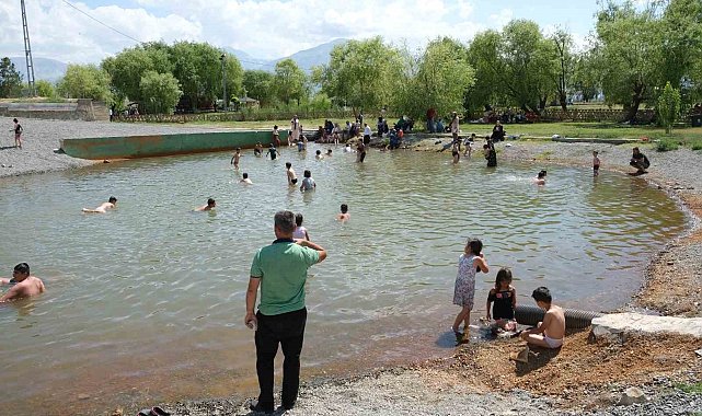 Sıcaktan bunalan çocuklar havuzda serinledi