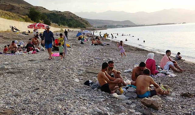 Sıcaktan bunalan vatandaşlar Van Gölü'ne akın etti