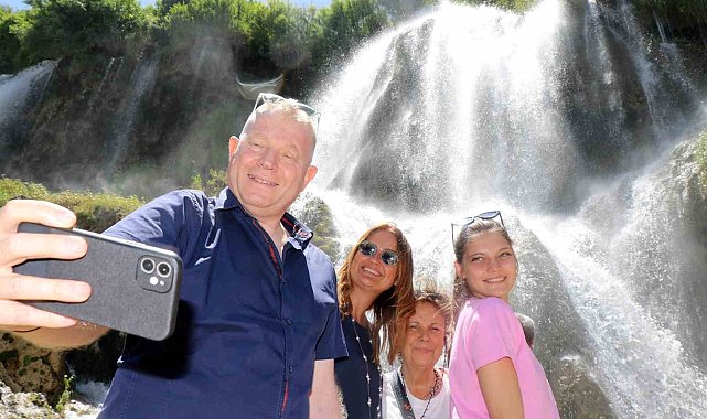 Sıcaktan kaçan Girlevik Şelalesinde serinliyor