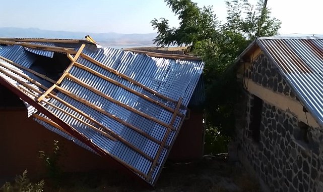 Şiddetli rüzgar evin çatısını uçurdu