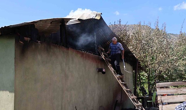 Sobadan çıkan yangında bir ev kül oldu