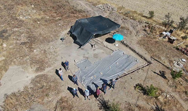 Tarlada çiftçinin bulduğu tarihi taban mozaikler gün yüzüne çıkarılıyor