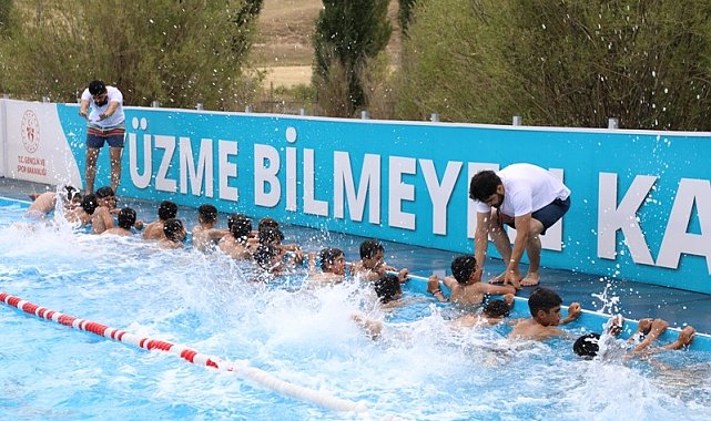 Taşlıçay'da portatif havuzla yüzme eğitimi