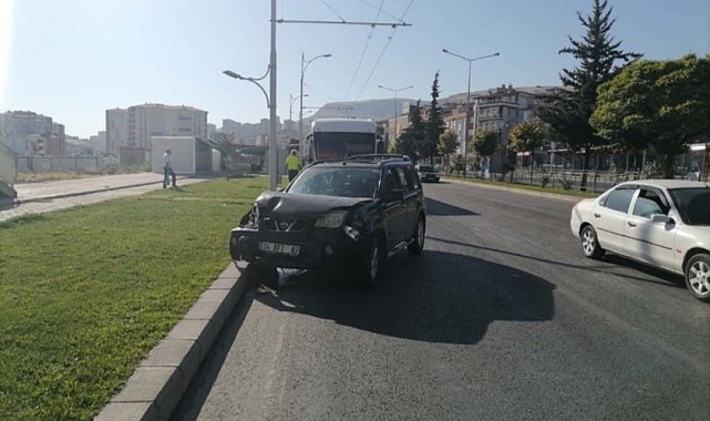 Trambüs ile otomobil çarpıştı: 2 yaralı
