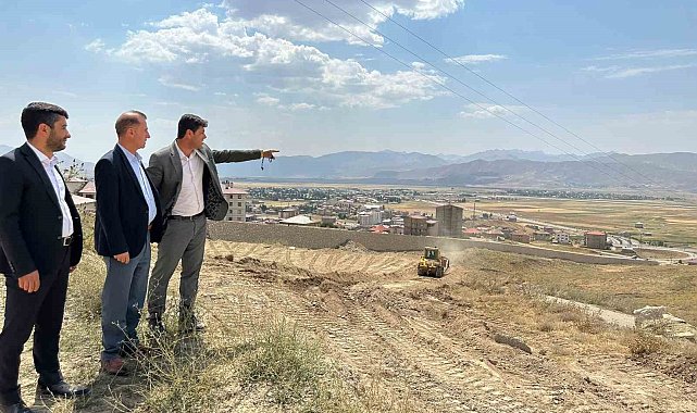 Üç muhtarın girişimiyle Yüksekova&#039;ya 50 yıl yetecek mezarlık yapılıyor