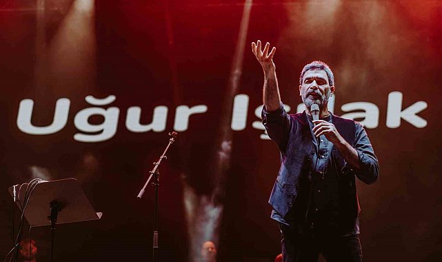 Uğur Işılak hayranlarını coşturdu