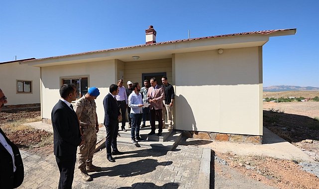 Vali Usta, Karlıova'daki deprem konutlarını inceledi