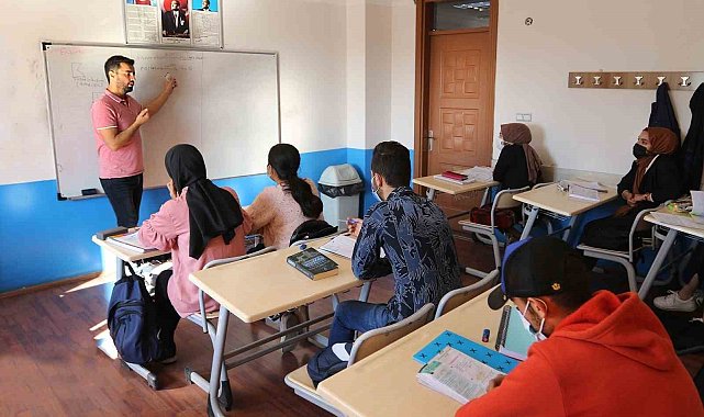 Van Büyükşehir Belediyesi 503 öğrenciyi üniversiteli yaptı