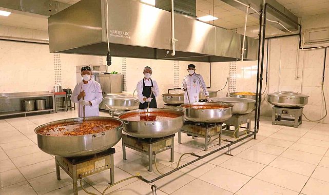 Van Büyükşehirden her gün 3 bin 300 kişiye 3 çeşit sıcak yemek yardımı