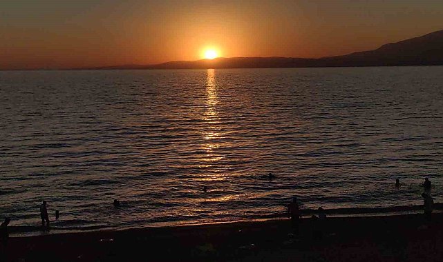 Van Gölü'nde gün batımına karşı yüzme keyfi