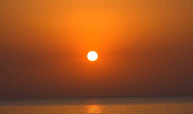 Van Gölü'nde hayranlık uyandıran gün doğumu