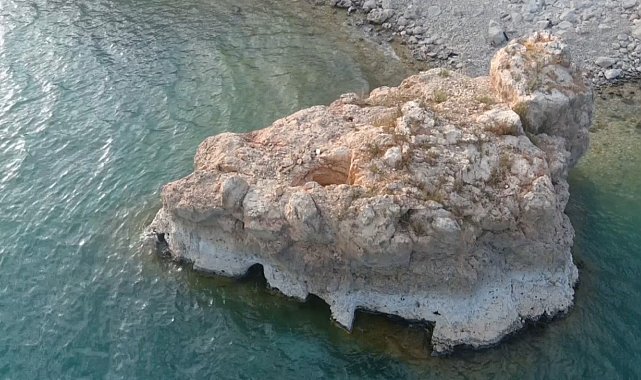 Van Gölü'nde suların çekilmesiyle kaya mezar ve odalar gün yüzüne çıktı