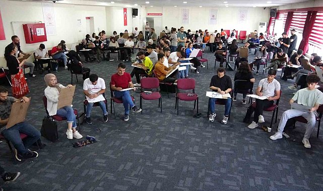 Van'da 103 öğrenci özel yetenek resim deneme sınavına girdi