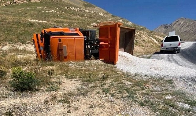 Van'da mucur yüklü kamyon devrildi: 1 yaralı