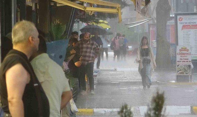 Van'da sağanak vatandaşı hazırlıksız yakaladı