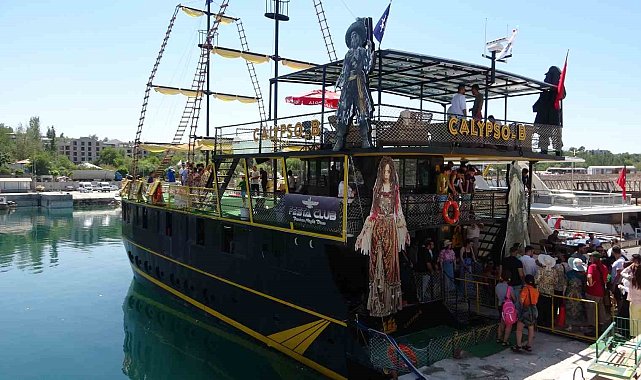 Van'ın ilk ve tek eğlence gemisi Calypso Van Gölü sularına indi