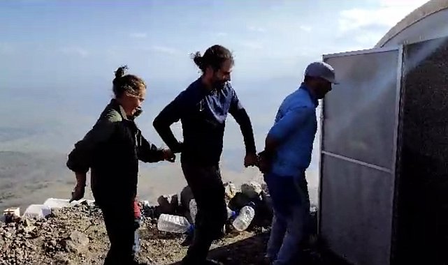 Yabancı turistler Ağrı Dağı zirvesinde halay çekti