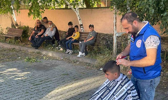 Yaylaları dolaşıp çocukları ücretsiz tıraş ediyorlar